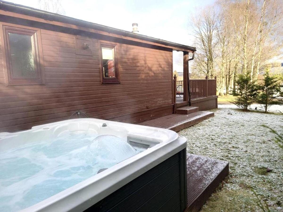 Stunning 4-Bedroom Cabin With Hot Tub In Beattock! Exterior foto