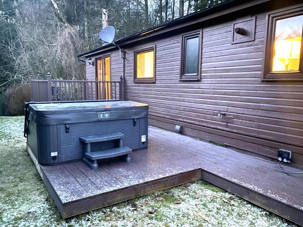 Stunning 4-Bedroom Cabin With Hot Tub In Beattock! Exterior foto